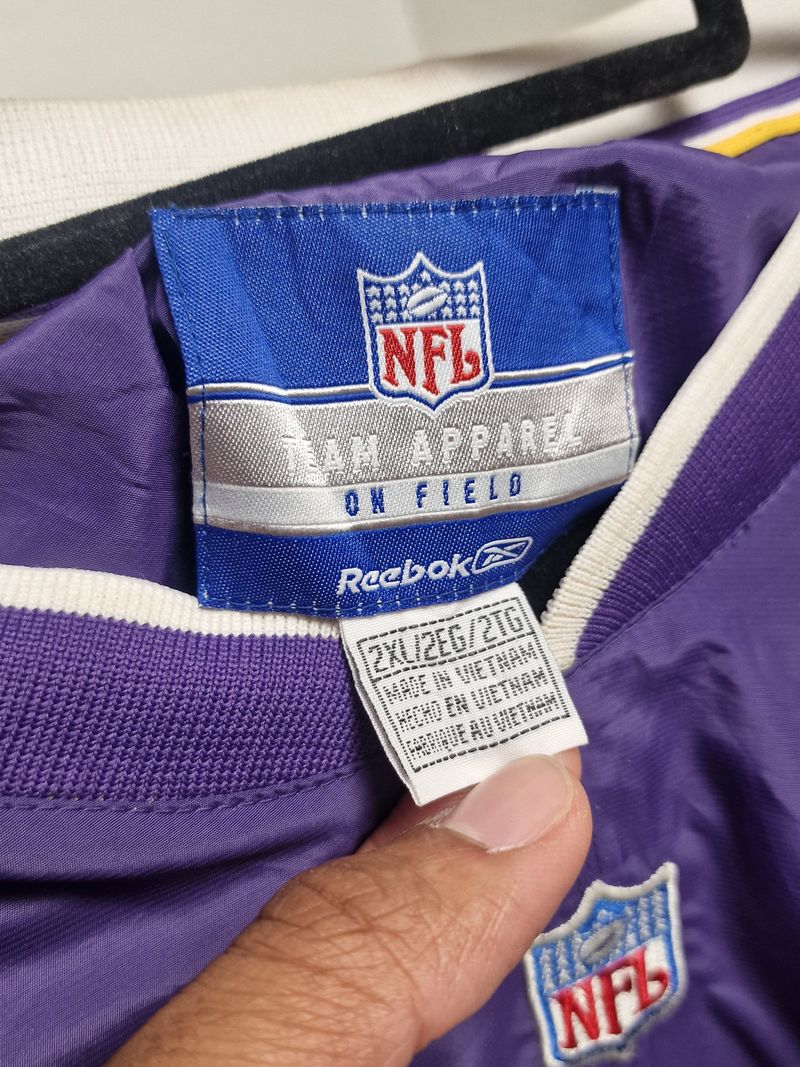 Contrôle de l'étiquette d'origine d'une veste NFL Reebok