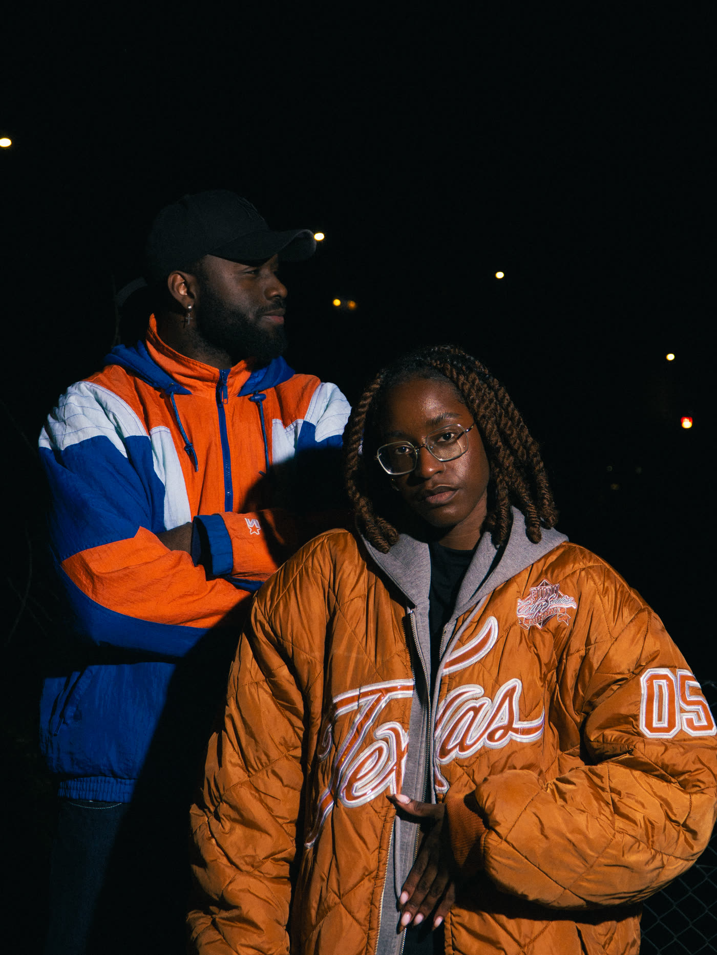 Deux personnes portant des vestes vintage de sport, de nuit